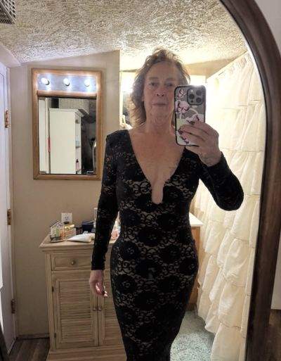 club de rencontre - proche de moi - Une soirée au club : Josiane explore ses désirs avec des hommes discrets