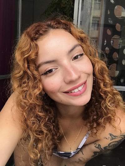 club de rencontre - Montreuil - Dans les lumières tamisées de Montreuil, Margaux expose ses désirs au club de rencontres adultes